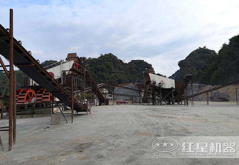 方案三配置現(xiàn)場：破碎機(jī)+制砂機(jī)+洗砂機(jī)，費(fèi)用80萬以上